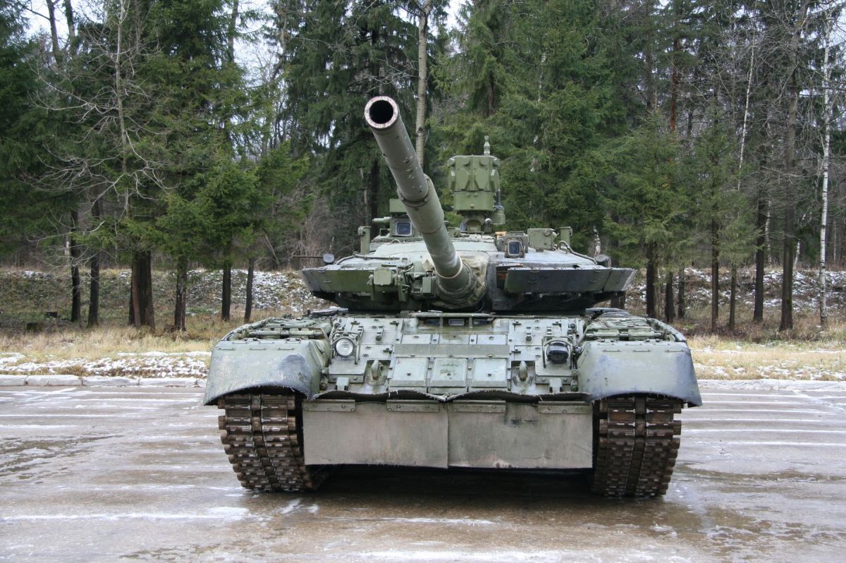 Ukraine Modifying UK Challenger 2 Battle Tanks Due to Weak Spot