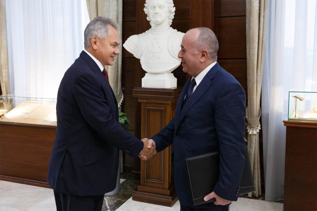 Former defence ministers Sergei Shoigu (Russia) and Arshak Karapetyan (Armenia) after signing a defence contract in August 2021. [Armenian MoD]