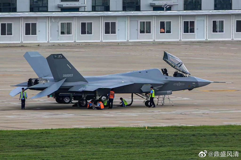 A Navalised prototype J-35, tail number 35003. This image emerged online in July 2022. (Dǐng shèng fēng qīng Weibo Account)
