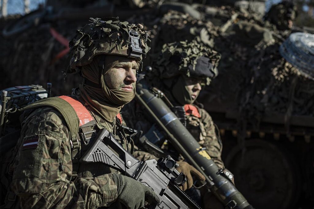 Latvijos gynybos ministro Andrio Sprūdo teigimu, NATO sąjungininkų karių buvimas Latvijoje artimiausiais metais didės. Su Kanada buvo susitarta dėl 2200 Kanados karių buvimo Latvijoje 2026 metais, o Švedija taip pat sutiko dislokuoti iki 800 karių. (Latvijos nacionalinės ginkluotosios pajėgos)