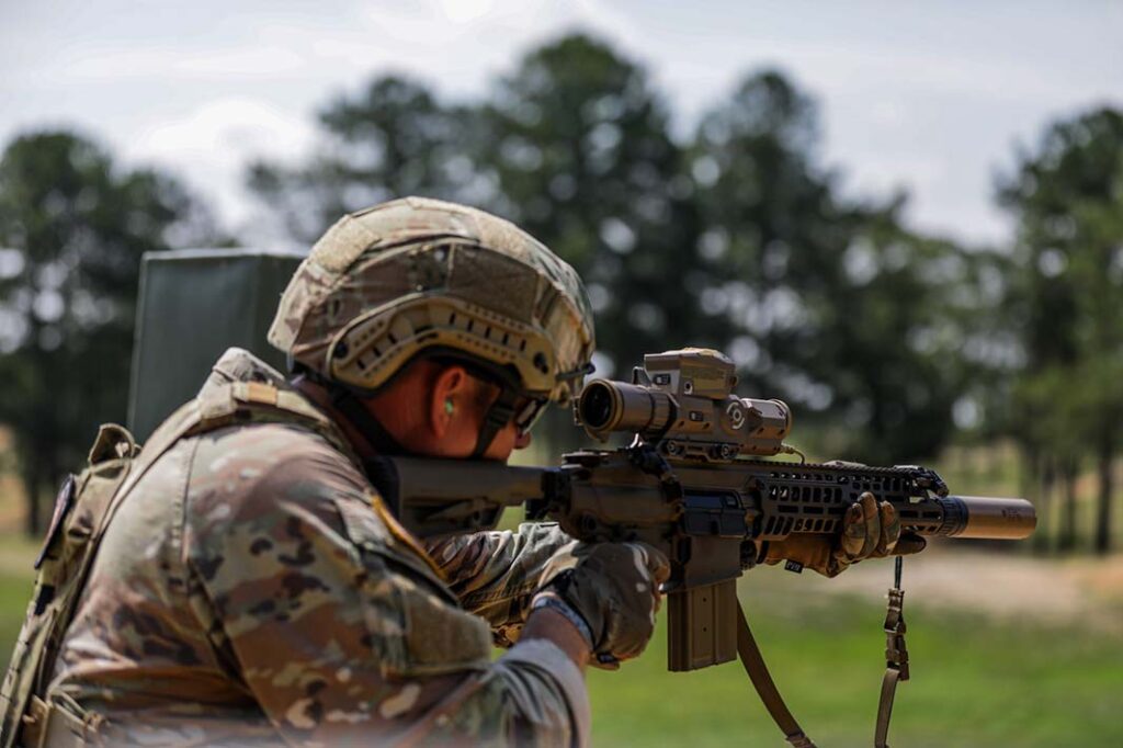 Acquired as part of the Next Generation Squad Weapons (NGSW) programme, the new US Army M7 rifle and the 6.8 × 51 mm Common Cartridge, shown here paired with the Vortex Optics XM157 SA-FCS mounted on the weapon’s Picatinny rail. [US Army]