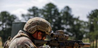 Acquired as part of the Next Generation Squad Weapons (NGSW) programme, the new US Army M7 rifle and the 6.8 × 51 mm Common Cartridge, shown here paired with the Vortex Optics XM157 SA-FCS mounted on the weapon’s Picatinny rail. [US Army]