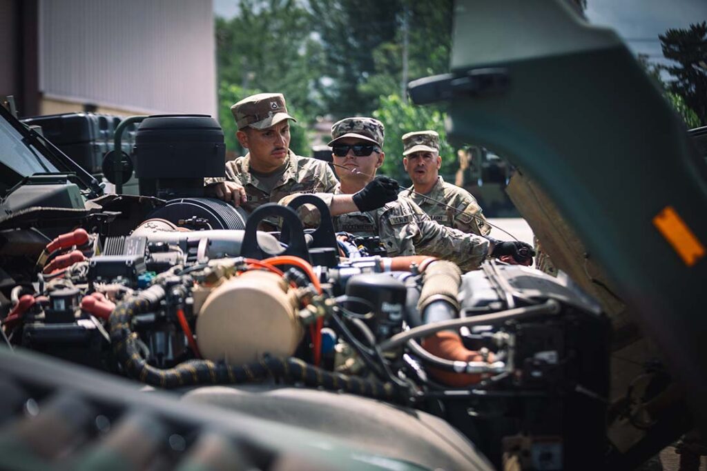 Soldats américains réalisant des vérifications préventives sur des JLTV lors d’un exercice de préparation au déploiement en Corée du Sud, juillet 2024.