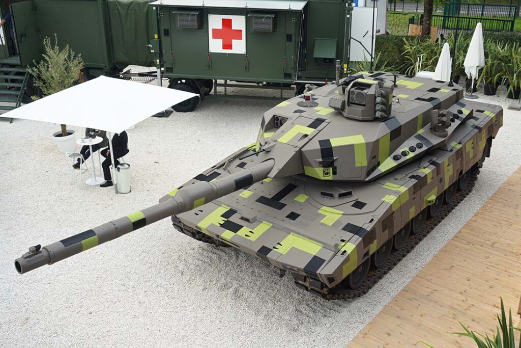 The KF51-U prototype, armed with Rheinmetall’s 130 mm gun integrated with their Concept Uncrewed Turret (CUT), was displayed at the Rheinmetall stand at Eurosatory 2024. [RecoMonkey]